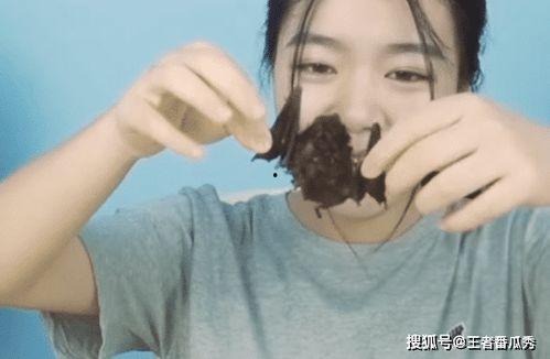 网红拍视频吃瓜的是谁